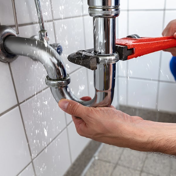 plomeros de emergencia atiende todo tipo de emergencias, desde fugas de agua hasta desatascos de tuberías